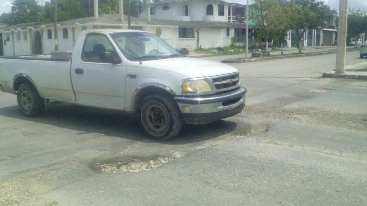 Vecinos y automovilistas piden reparación de calle en malas condiciones