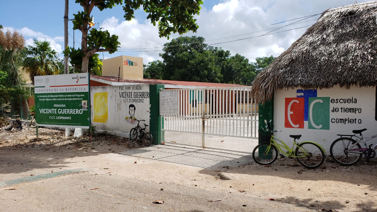 Padres de familia cierran escuela