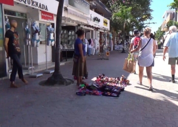 Sin permiso comercio ambulante en la 5ª avenida de Playa del Carmen