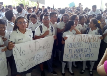 Estudiantes y maestros del Cbtis 214 reclaman supuesto despojo de la cancha de futbol