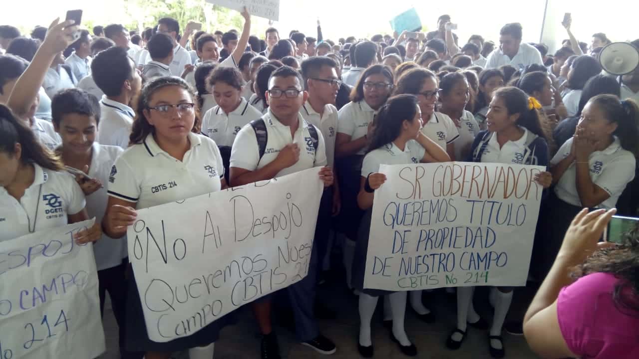 Estudiantes y maestros del Cbtis 214 reclaman supuesto despojo de la cancha de futbol