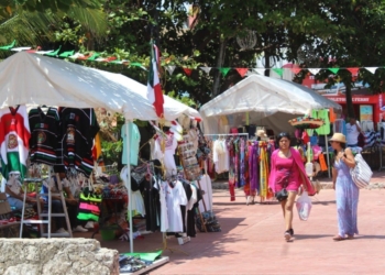 Montan feria en el parque Fundadores