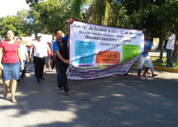 Marchan por la educación, padres inconformes