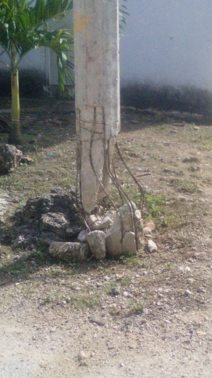 Peligro por postes de alumbrado eléctrico