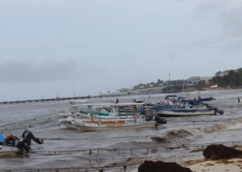 Sufren turisteros de Playa del Carmen por mal tiempo