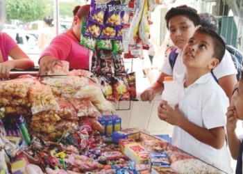 Padre de familia de la primara Francisco Primo de Verdad piden rendición de cuentas de tienda escolar