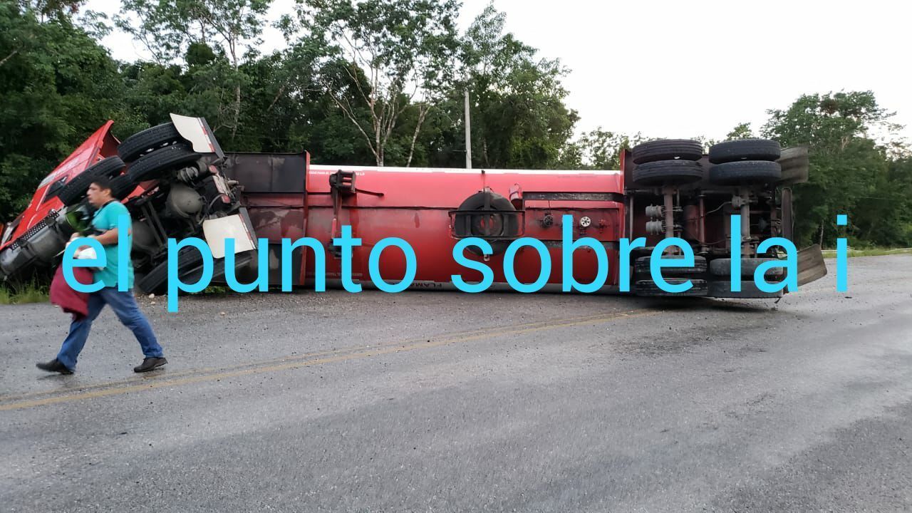 Chofer pierde el control y queda atravesado en carretera federal tramo Felipe Carrillo Puerto – Tulum