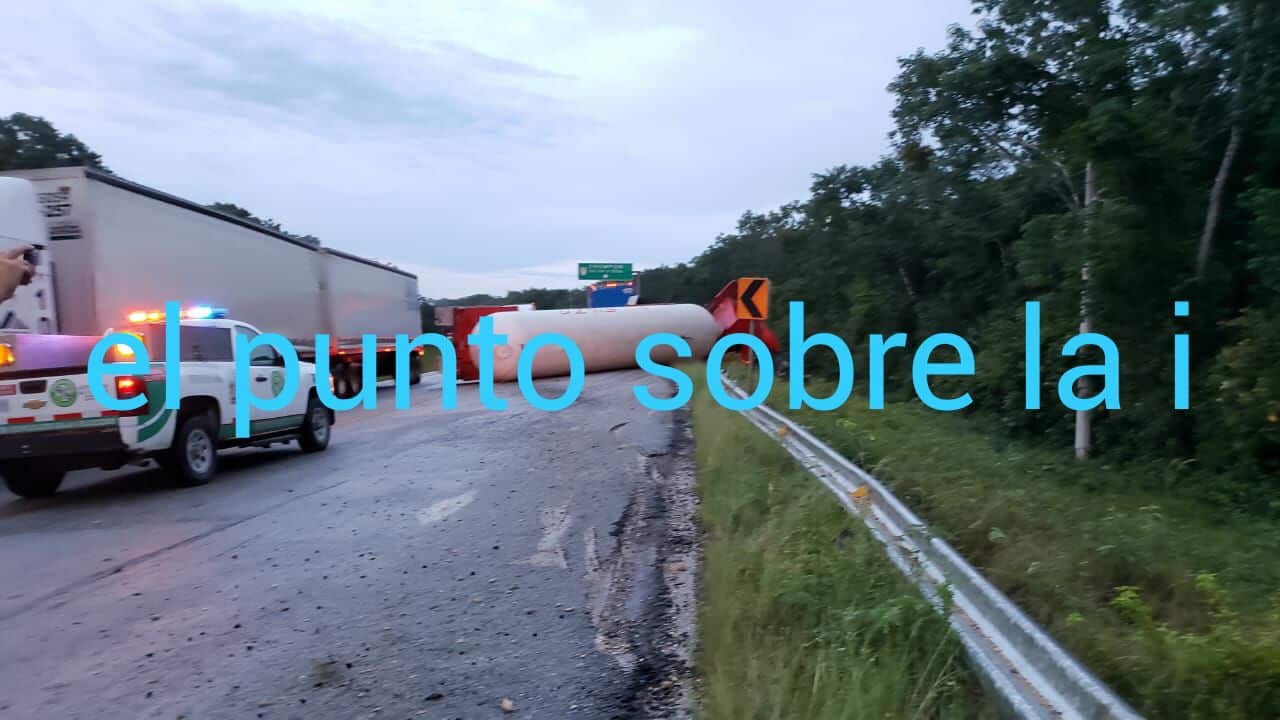 Chofer pierde el control y queda atravesado en carretera federal tramo Felipe Carrillo Puerto – Tulum