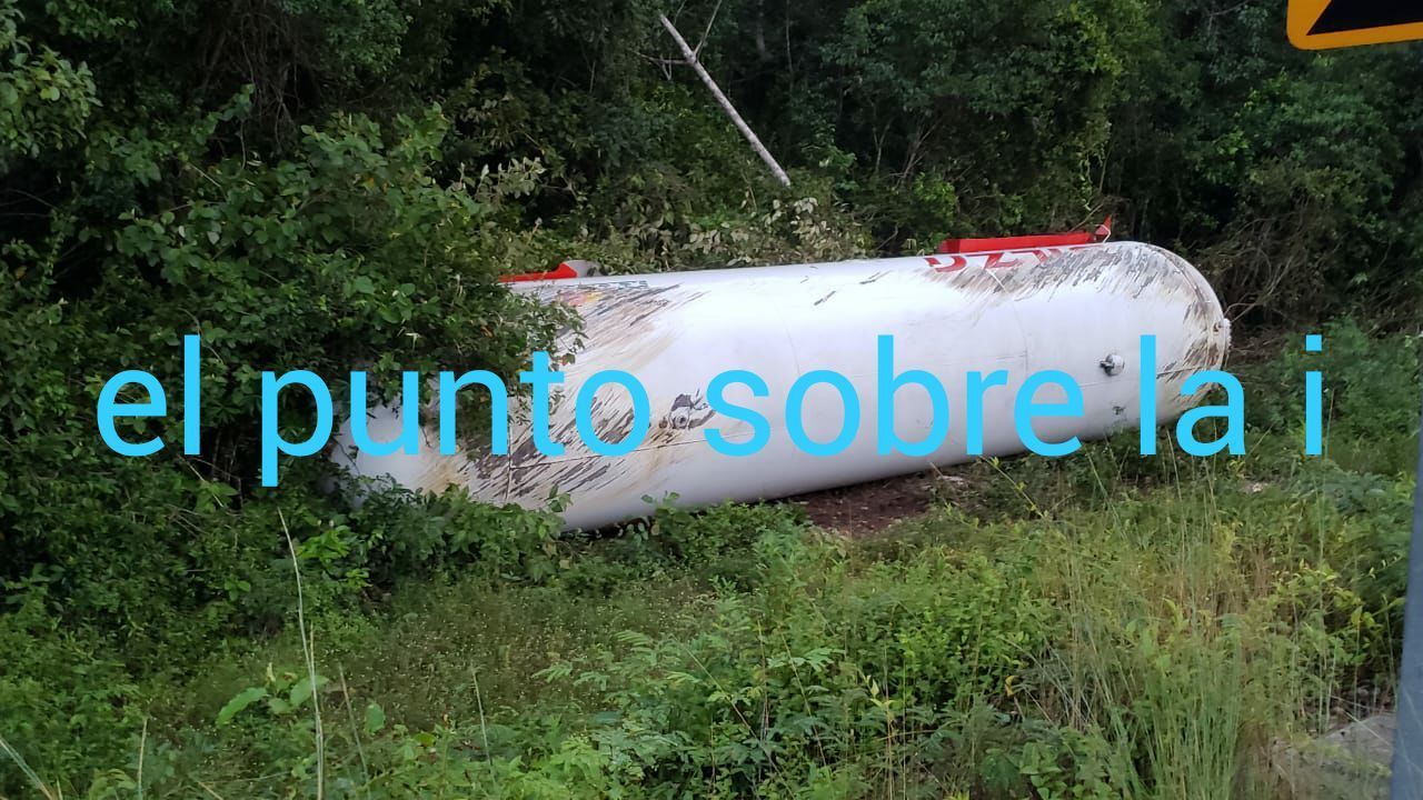 Chofer pierde el control y queda atravesado en carretera federal tramo Felipe Carrillo Puerto – Tulum