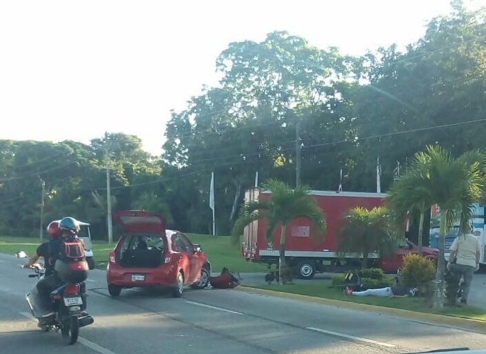 Accidente en carretera deja a una mujer lesionada