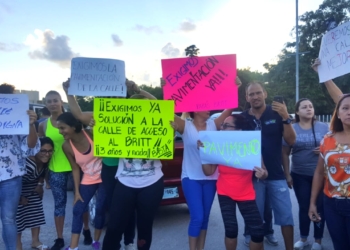 Bloquean ciudadanos calle en Playa del Carmen