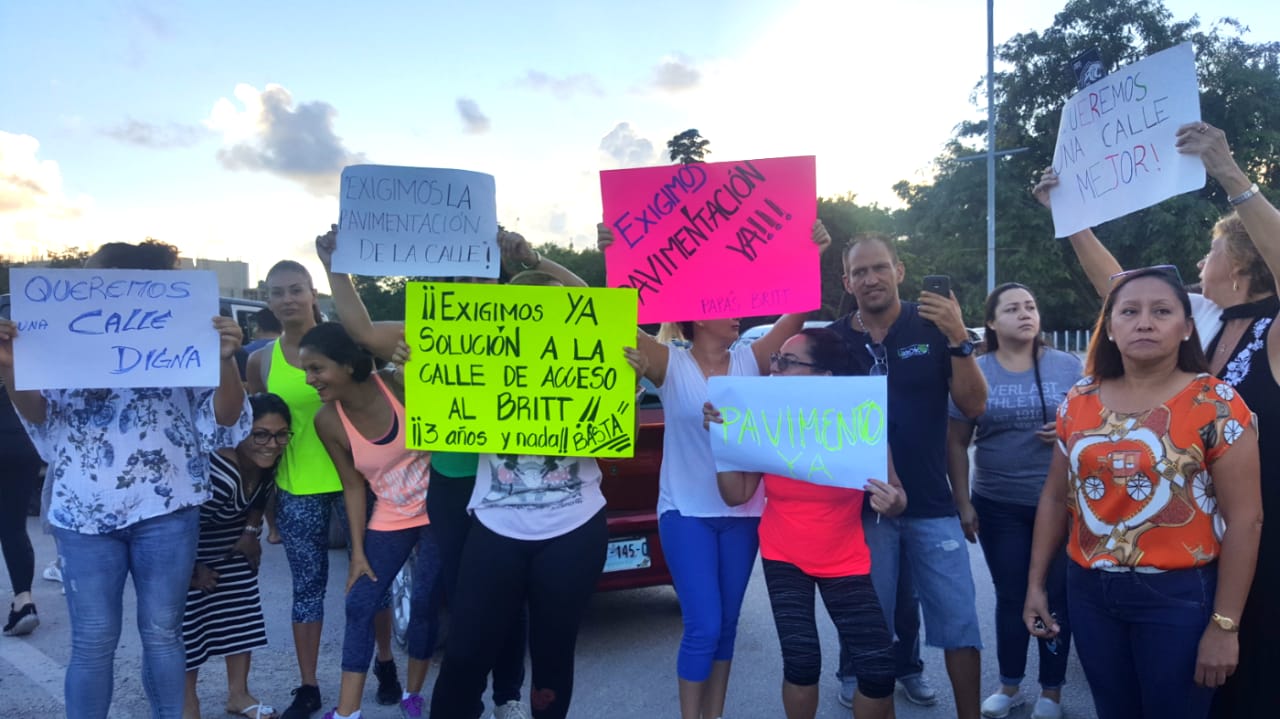 Bloquean ciudadanos calle en Playa del Carmen