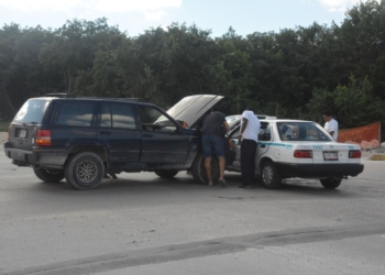 Taxista se brinca un alto y es colisionado en Playa del Carmen