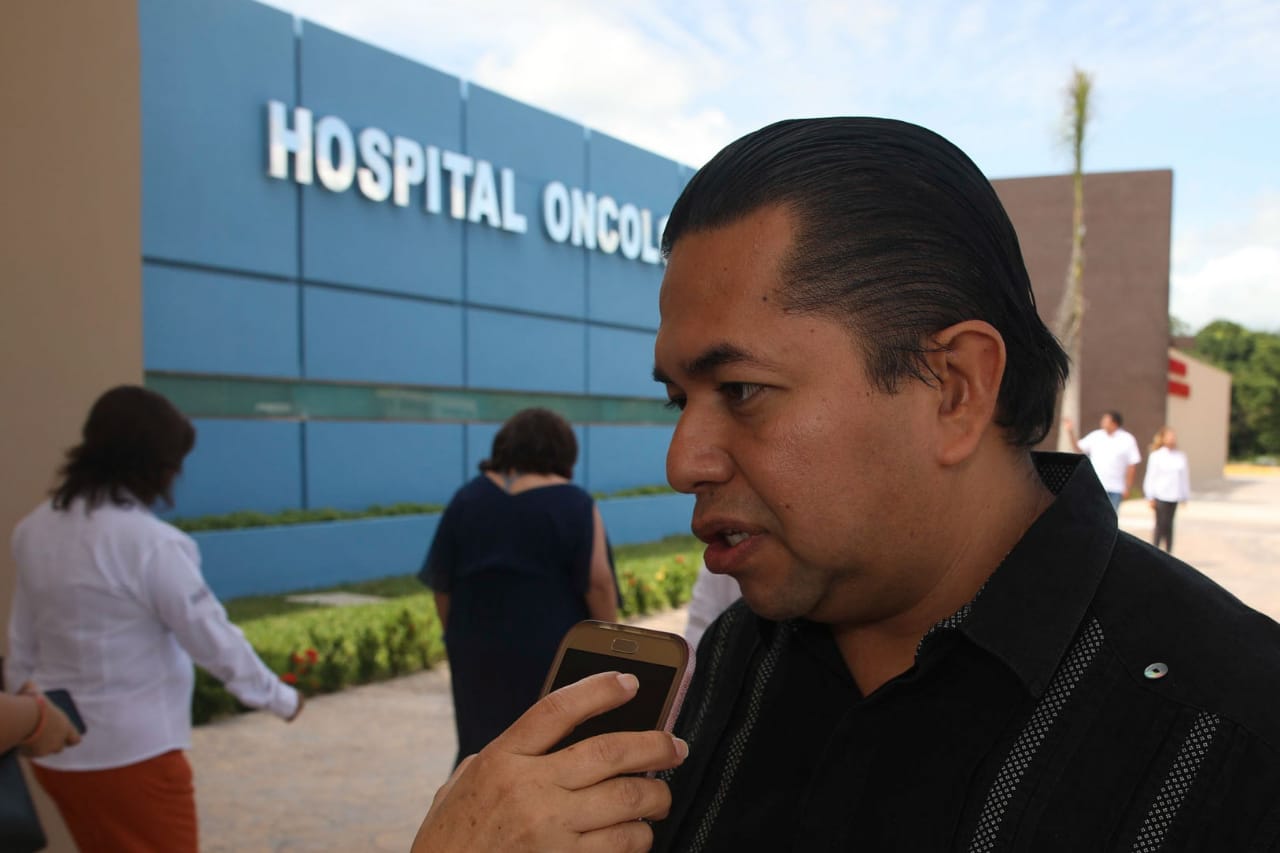 Ofrece Emiliano Ramos gestionar recursos para el hospital oncológico