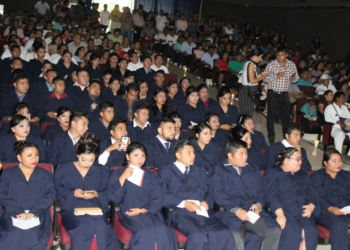 Culminan sus estudios jovenes de la UIMQROO