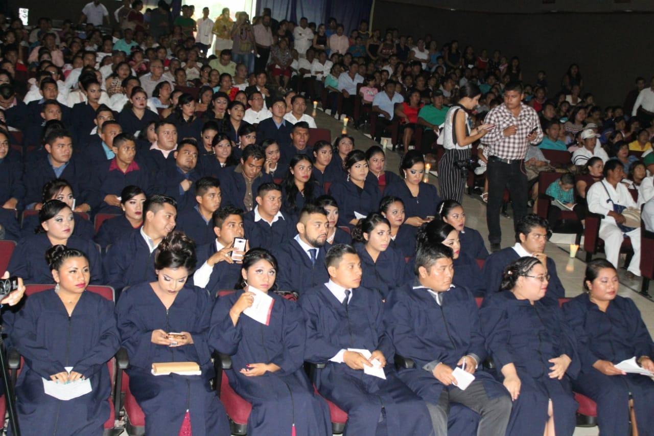 Culminan sus estudios jovenes de la UIMQROO
