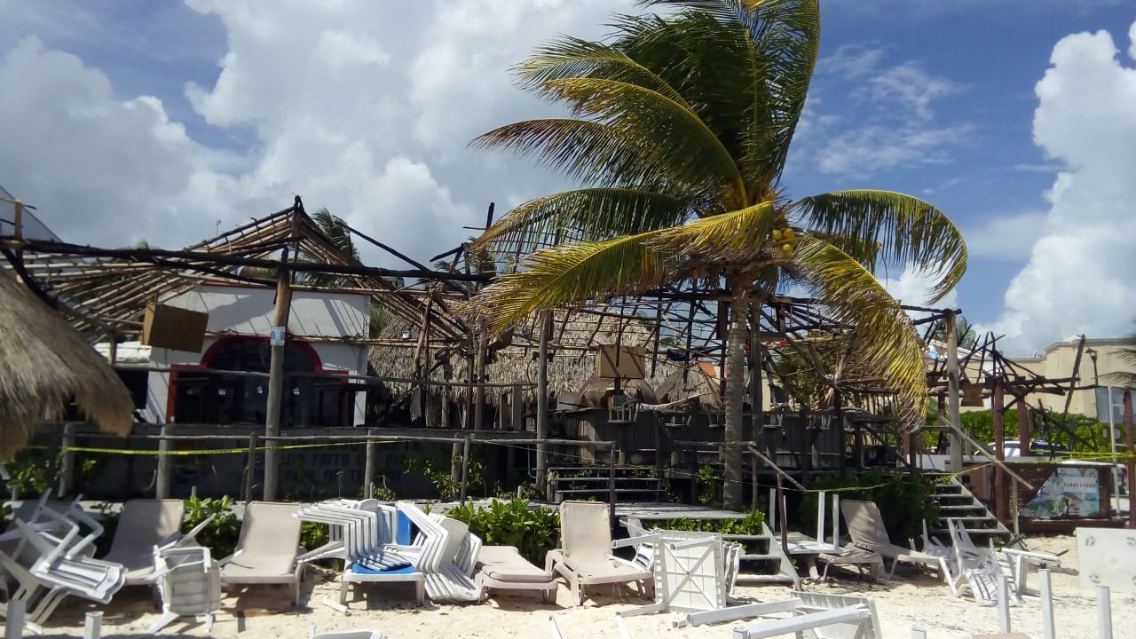 Extraño incendio en restaurante-palapa de Puerto Morelos