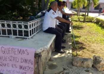 Exigen taxistas jubilados pago del Fondo de Invalidez