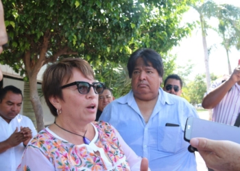 Se enfrentan Empresarios Turísticos de Quintana Roo en contra de Laura Beristain en evento público