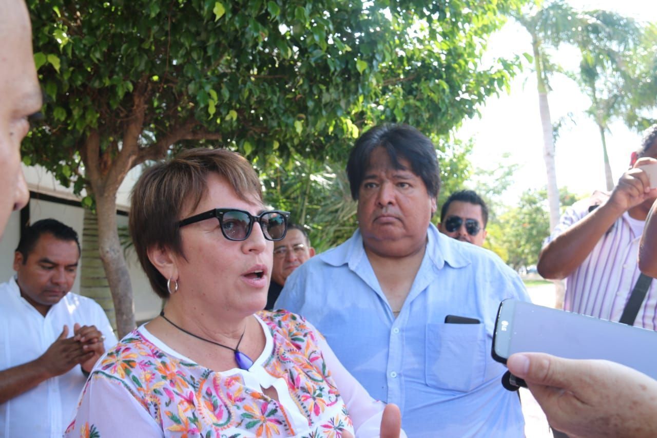 Se enfrentan Empresarios Turísticos de Quintana Roo en contra de Laura Beristain en evento público