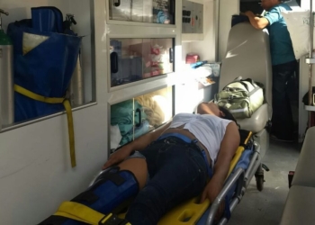 Ebrio brinca de un segundo piso y se fractura una pierna