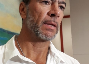 Retiran anuncios ilegales en Cancún, pero reinciden