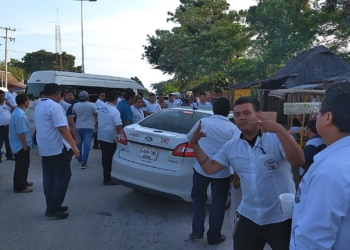 Surge bloqueo mutuo entre taxistas de Tulum y Felipe Carrillo Puerto