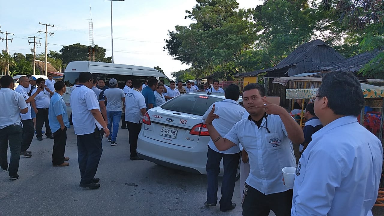 Surge bloqueo mutuo entre taxistas de Tulum y Felipe Carrillo Puerto