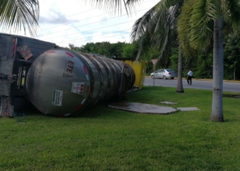 Tráiler vuelca y derrama turbosina en la Zona Hotelera