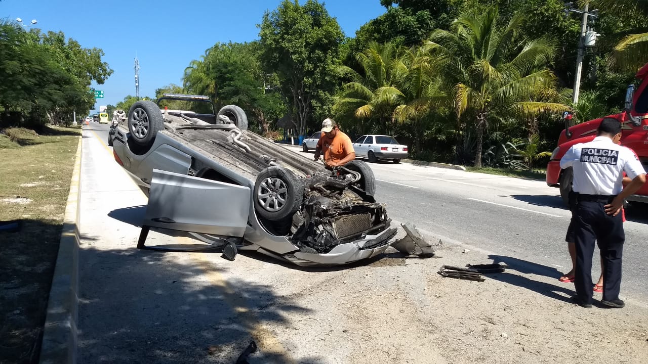 Vuelca extranjera en Playa del Carmen