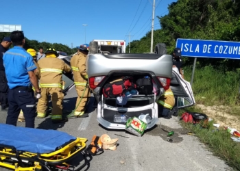 Vuelca turista su automóvil en Punta Venado