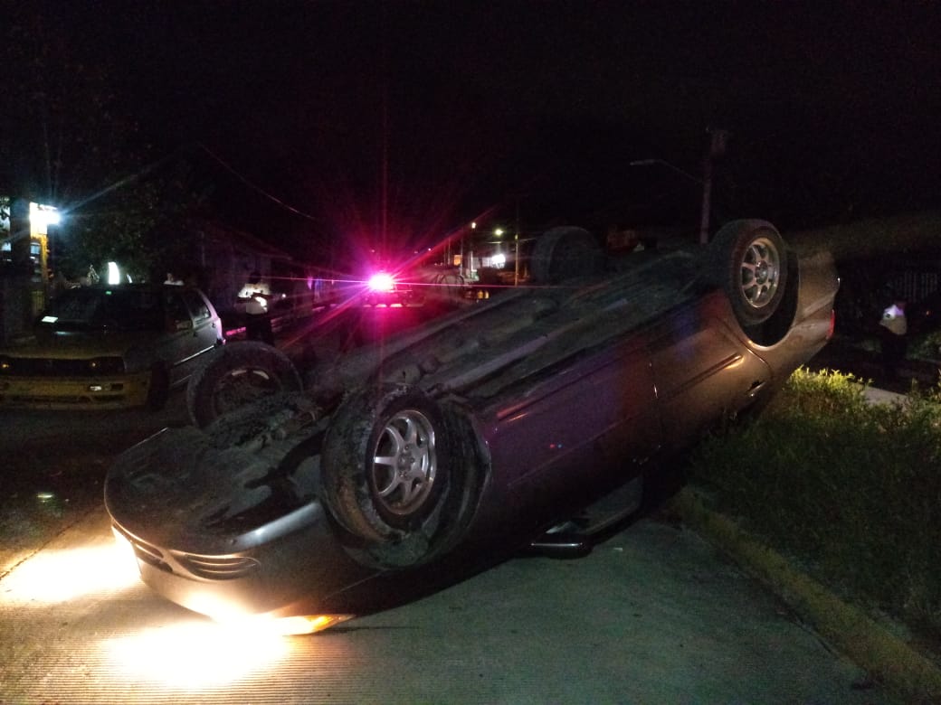 Conductor alcoholizado vuelca su coche en Chetumal