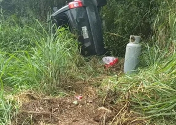 Jeep Patriot se sale de carretera por exceso de velocidad