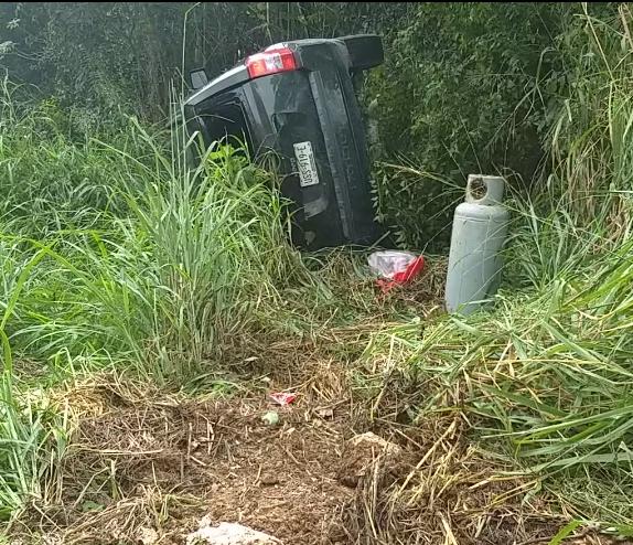 Jeep Patriot se sale de carretera por exceso de velocidad