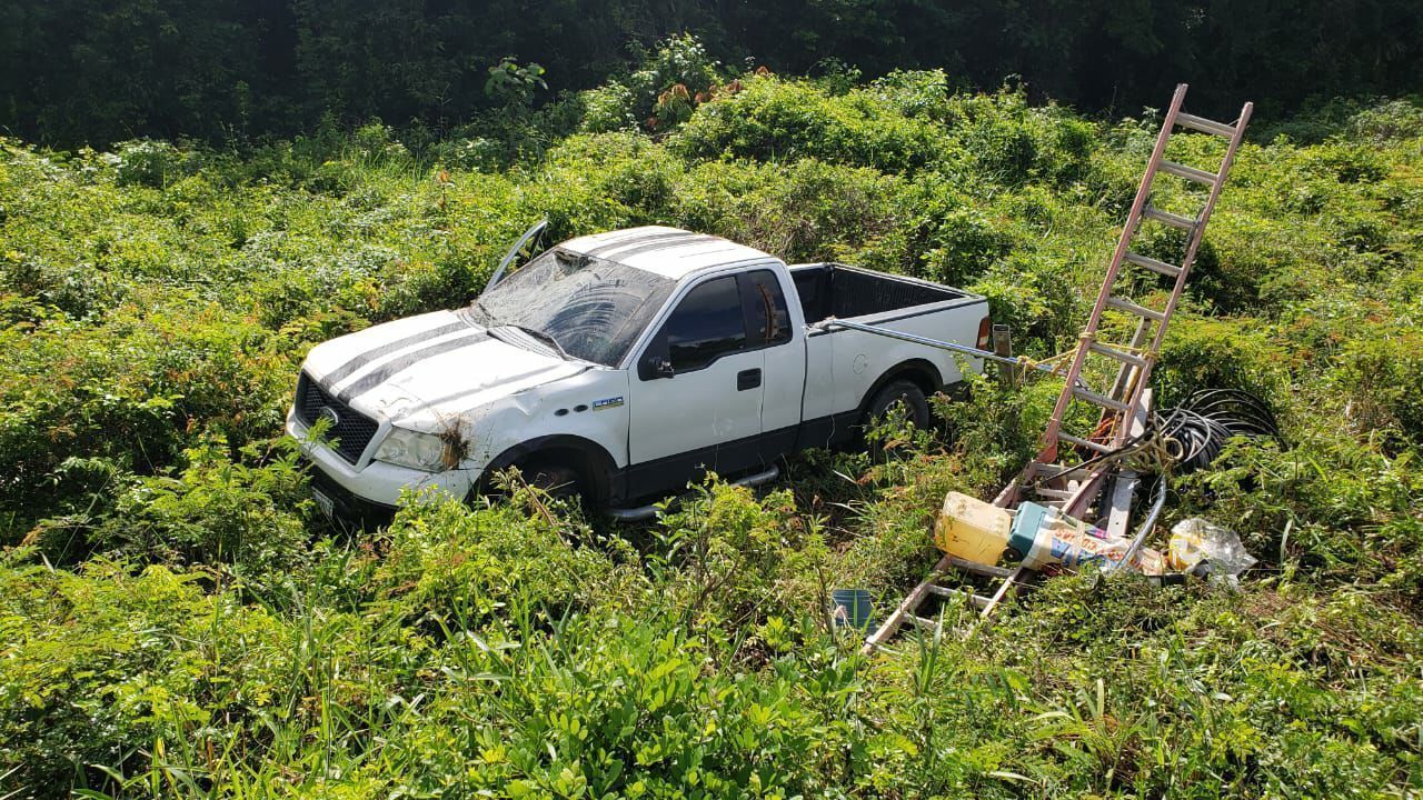 Accidente automovilístico, se le estalla una llanta y pierde el control
