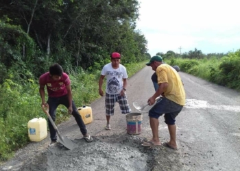 Jóvenes de la comunidad de la Candelaria efectuaron trabajos de bacheo