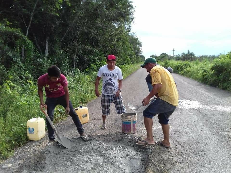 Jóvenes de la comunidad de la Candelaria efectuaron trabajos de bacheo