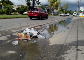 Basura tapa alcantarillas y causa inundaciones denuncian ciudadanos