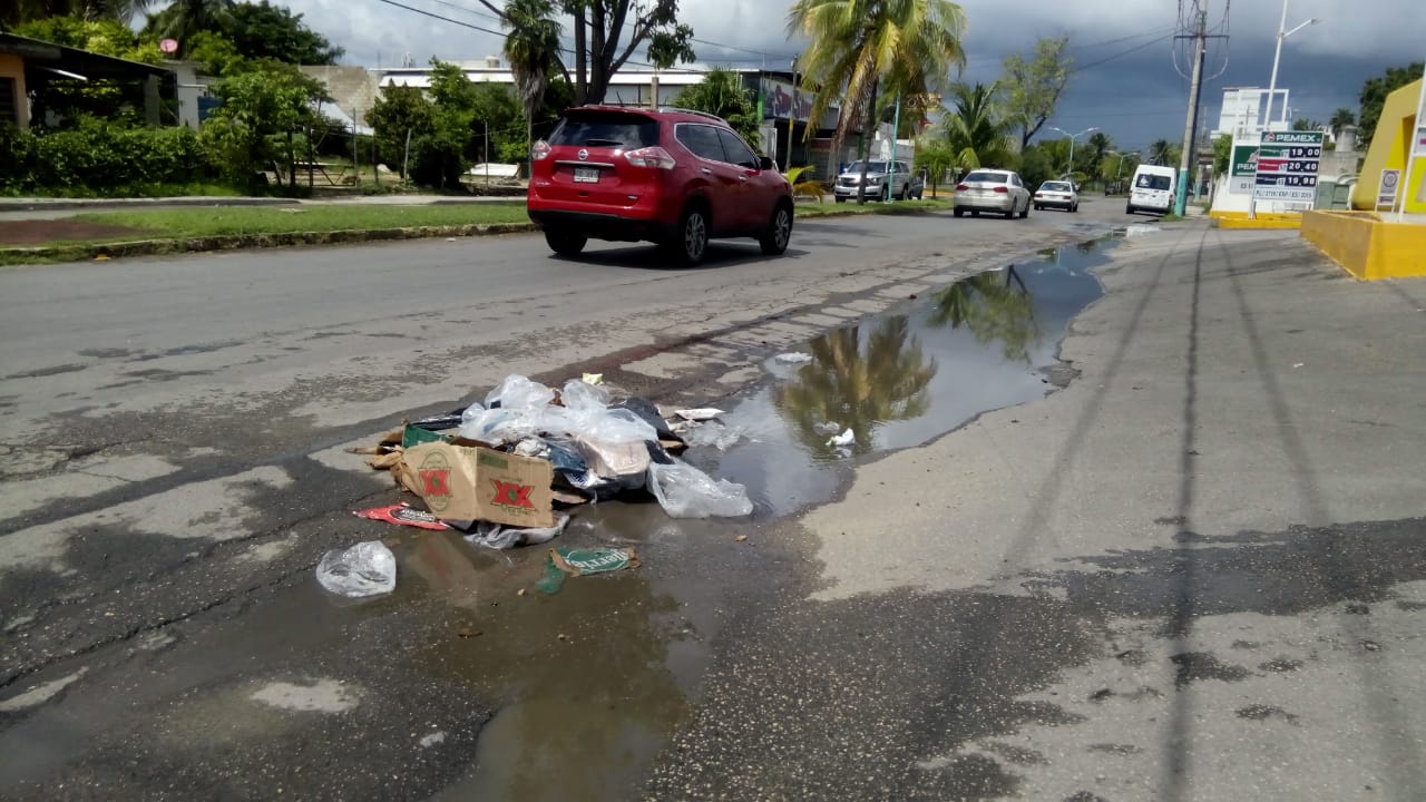 Basura tapa alcantarillas y causa inundaciones denuncian ciudadanos