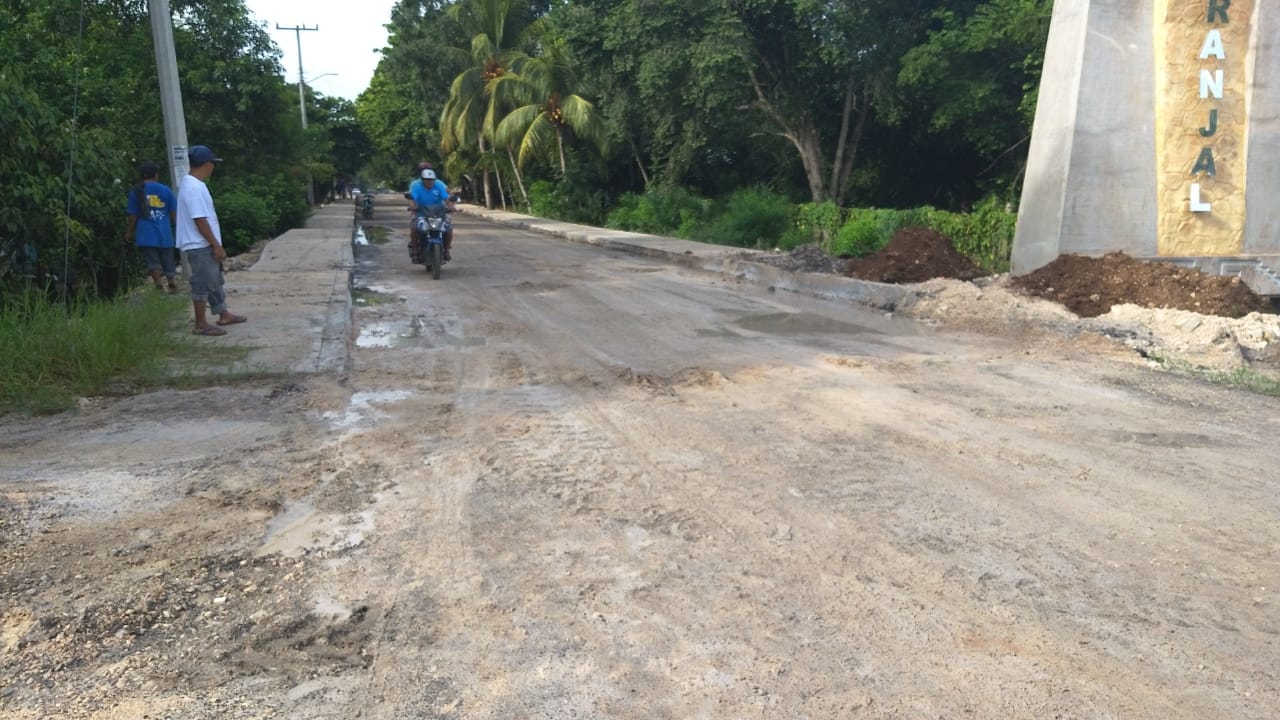 Obra de reencarpetamiento en la comunidad de Naranjal de mala calidad