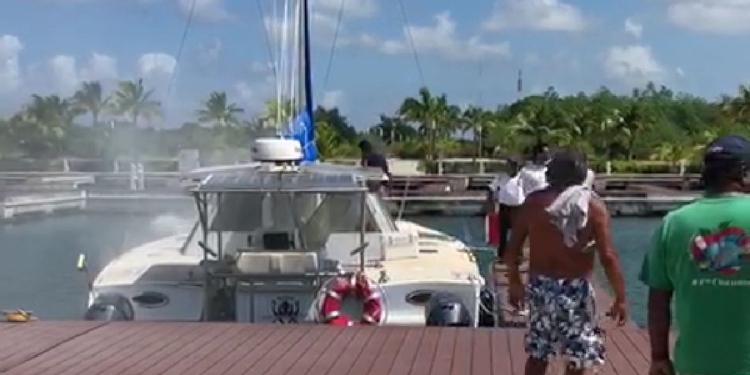 Se incendia catamarán en marina de Cozumel