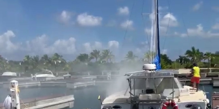 Se incendia catamarán en marina de Cozumel