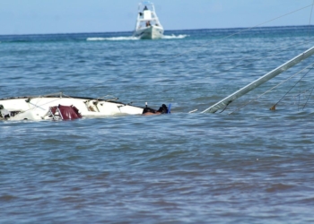 Abandonan Embarcación en la línea costera de Playa del Carmen