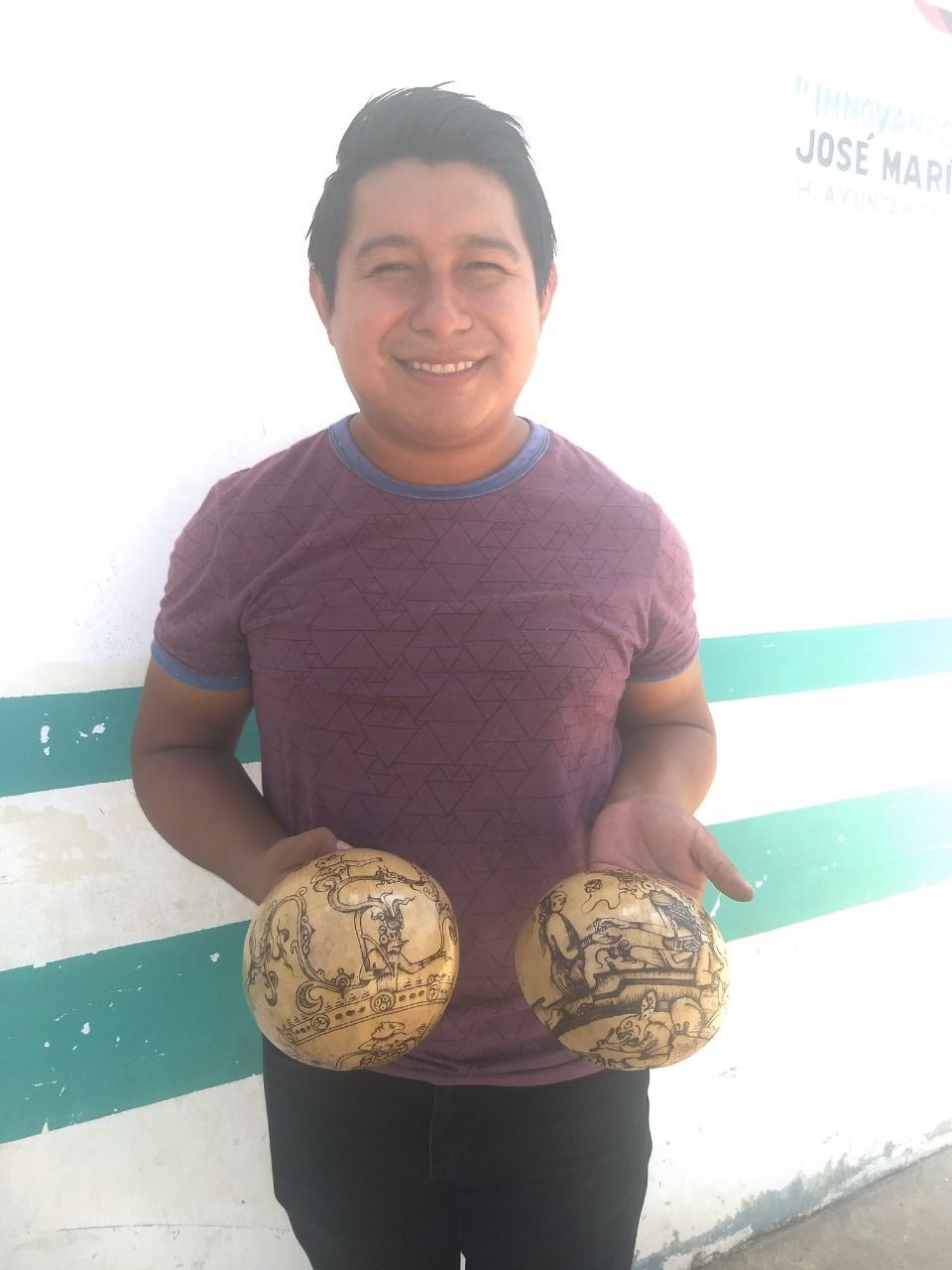 Joven de la zona maya orgulloso de su identidad cultural y lo difunde con la epigrafía maya