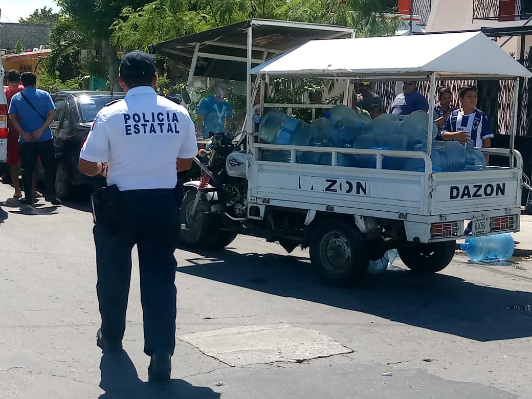 Y «volaron» los garrafones de agua en un accidente
