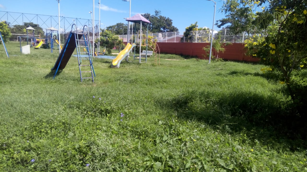 Abandonado y enmontado luce el parque Aarón Merino en Othón P Blanco