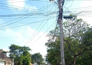 Peligro un poste propiedad de la Comisión Federal de Electricidad emite descarga eléctrica