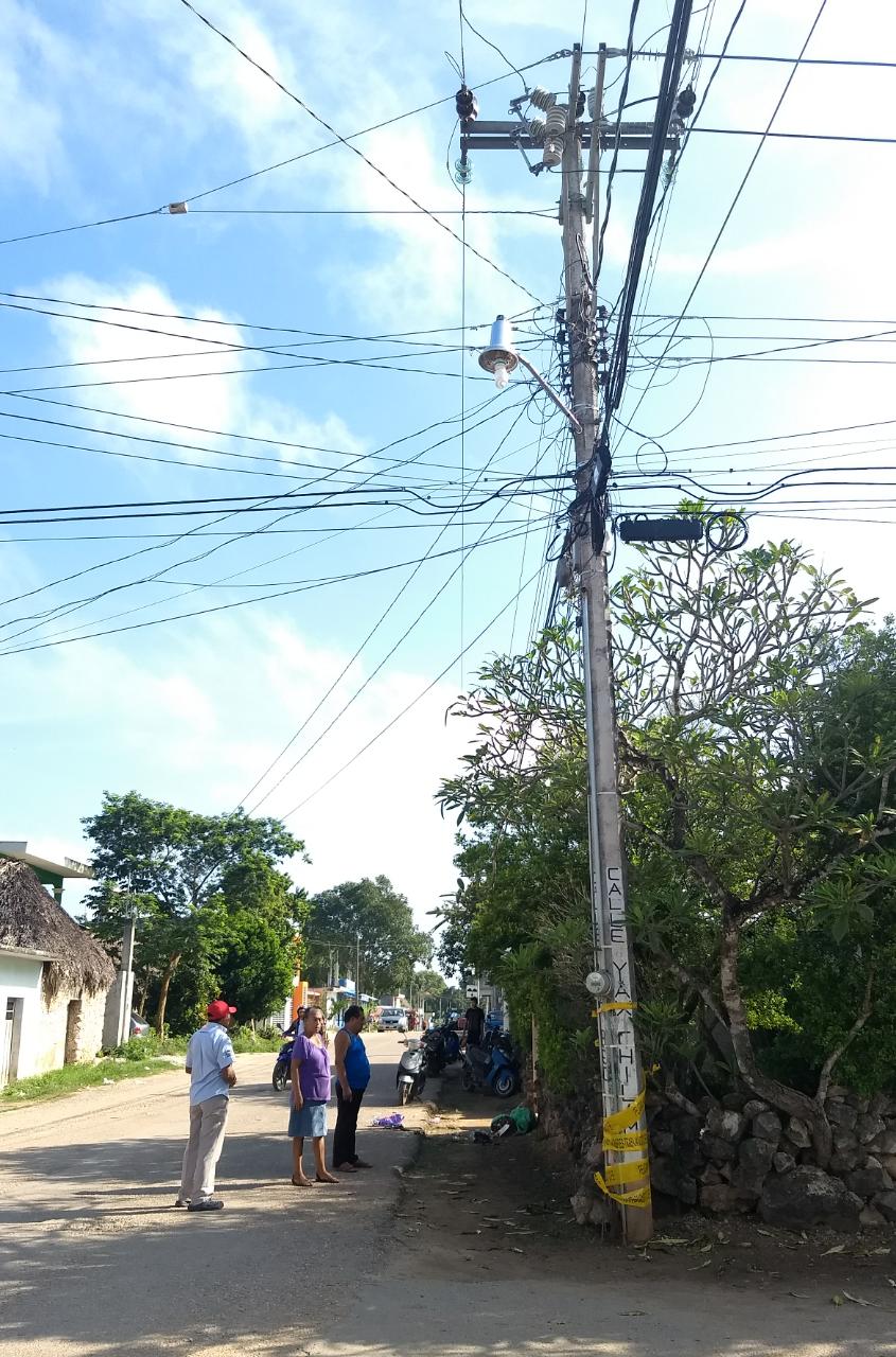 Peligro un poste propiedad de la Comisión Federal de Electricidad emite descarga eléctrica
