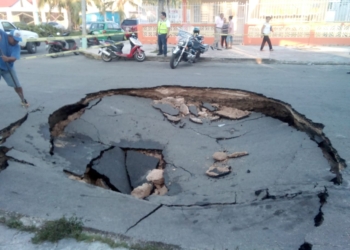Surge socavón en la Colonia Barrio Bravo de Chetumal