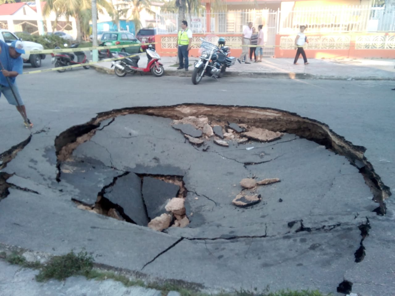 Surge socavón en la Colonia Barrio Bravo de Chetumal